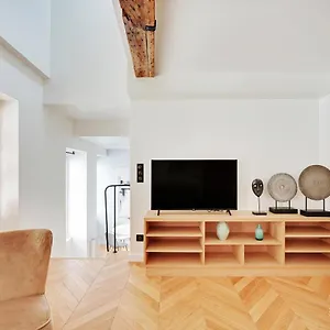 Cmg Republique - Rue Beranger , Paris France